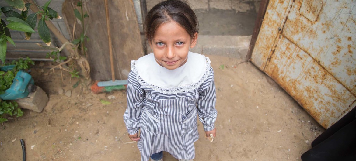 A smiling blue eyed Palestinian girl wearing school uniform in Gaza : r/pics
