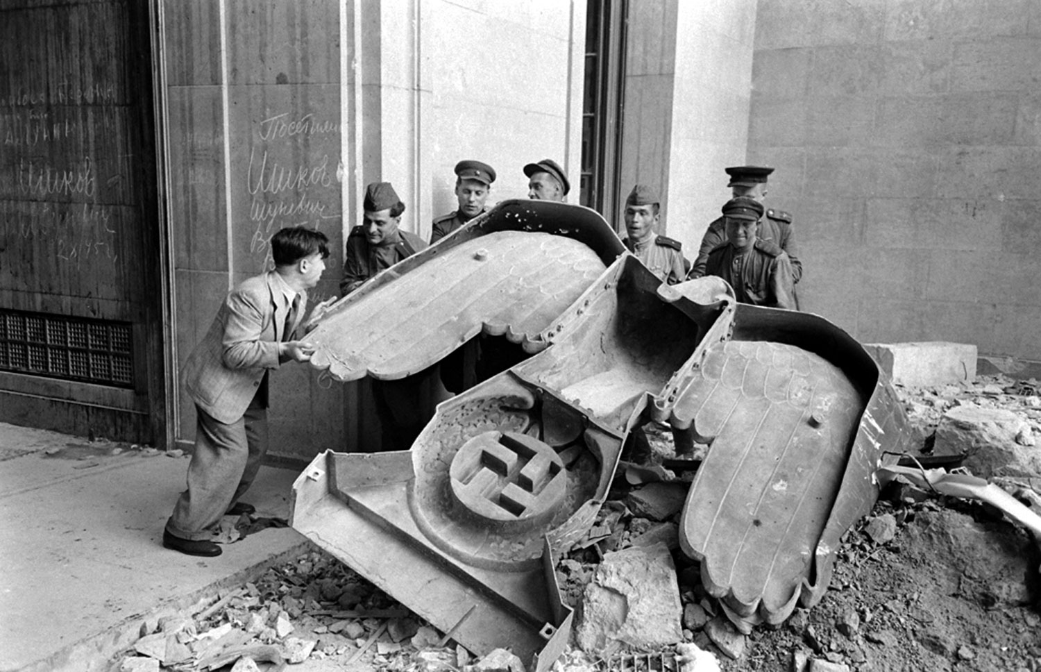 Adolf Hitler's Bunker and the Ruins of Berlin: Photos From 1945