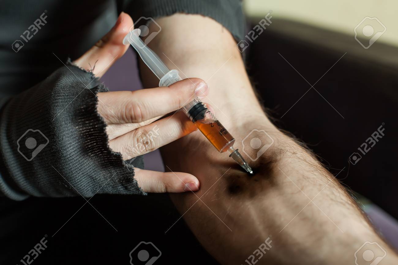 67615845-addict-hands-making-syringe-injection-of-heroin-hard-drugs-abuse-addict-people-.jpg