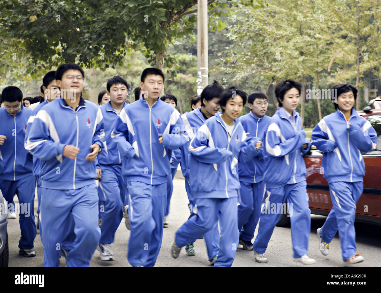 china-beijing-high-school-physical-education-class-students-running-A6G90R.jpg