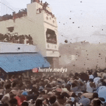 a large crowd of people are gathered in front of a building with the words hurafe.medya on the bottom