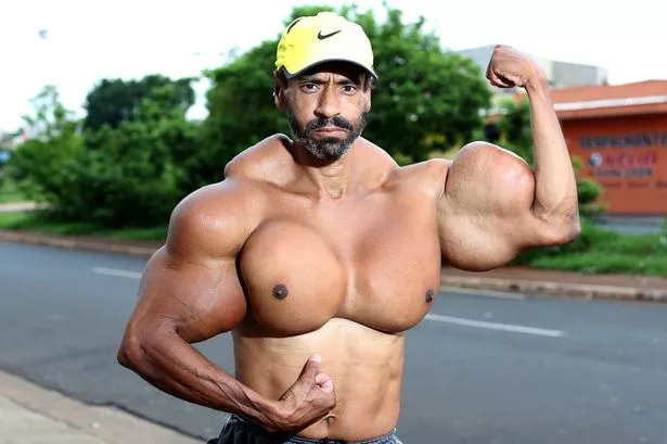 Valdir-flexed-his-huge-biceps.jpg