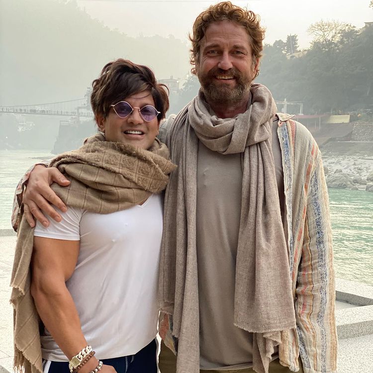 Yash-Birla-and-Gerard-Butler-in-Rishikesh.jpg