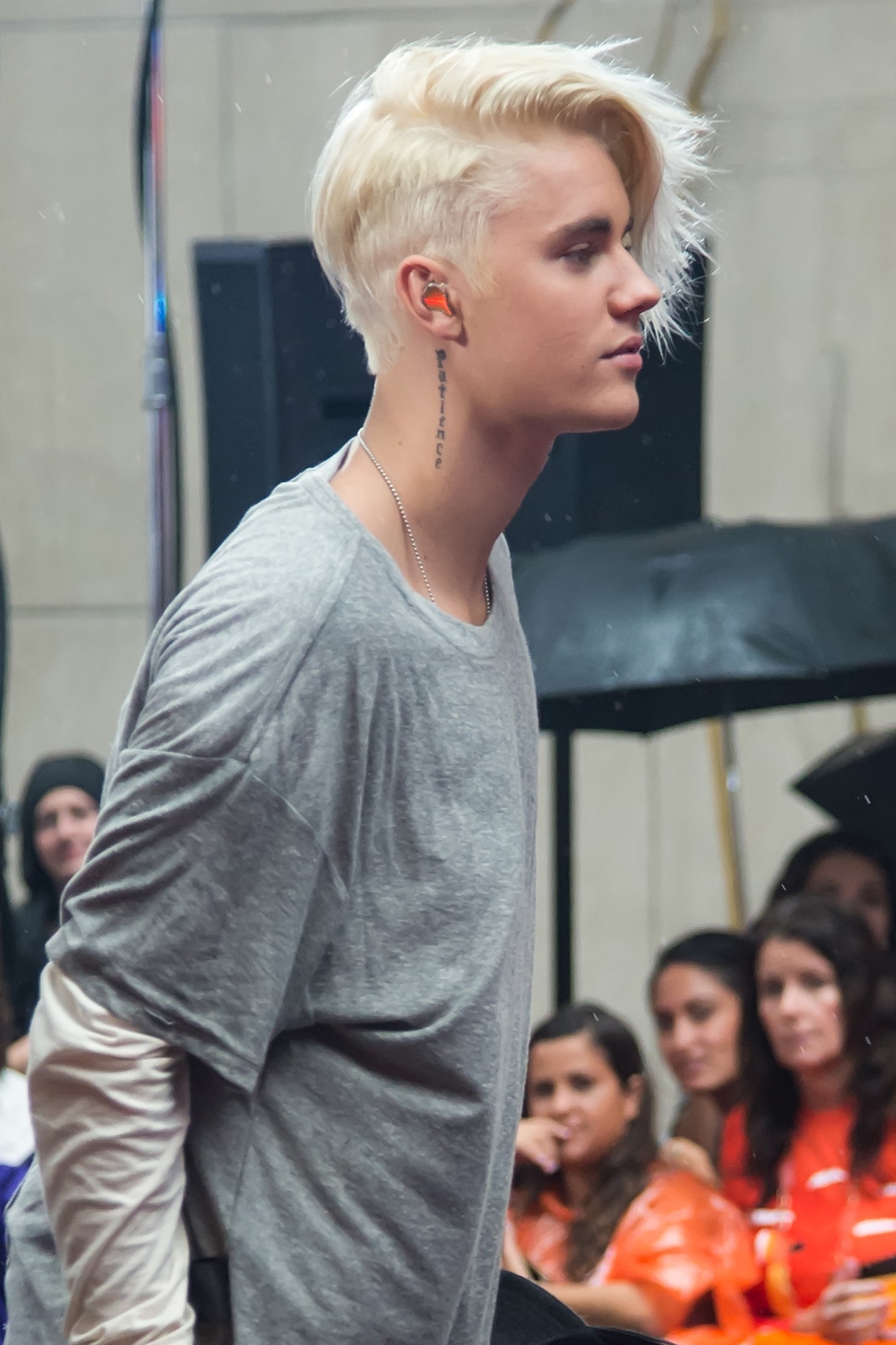 02-justin-bieber-bleached-hair.jpg