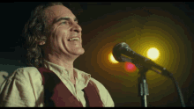 joaquin-phoenix-arthur-fleck.gif