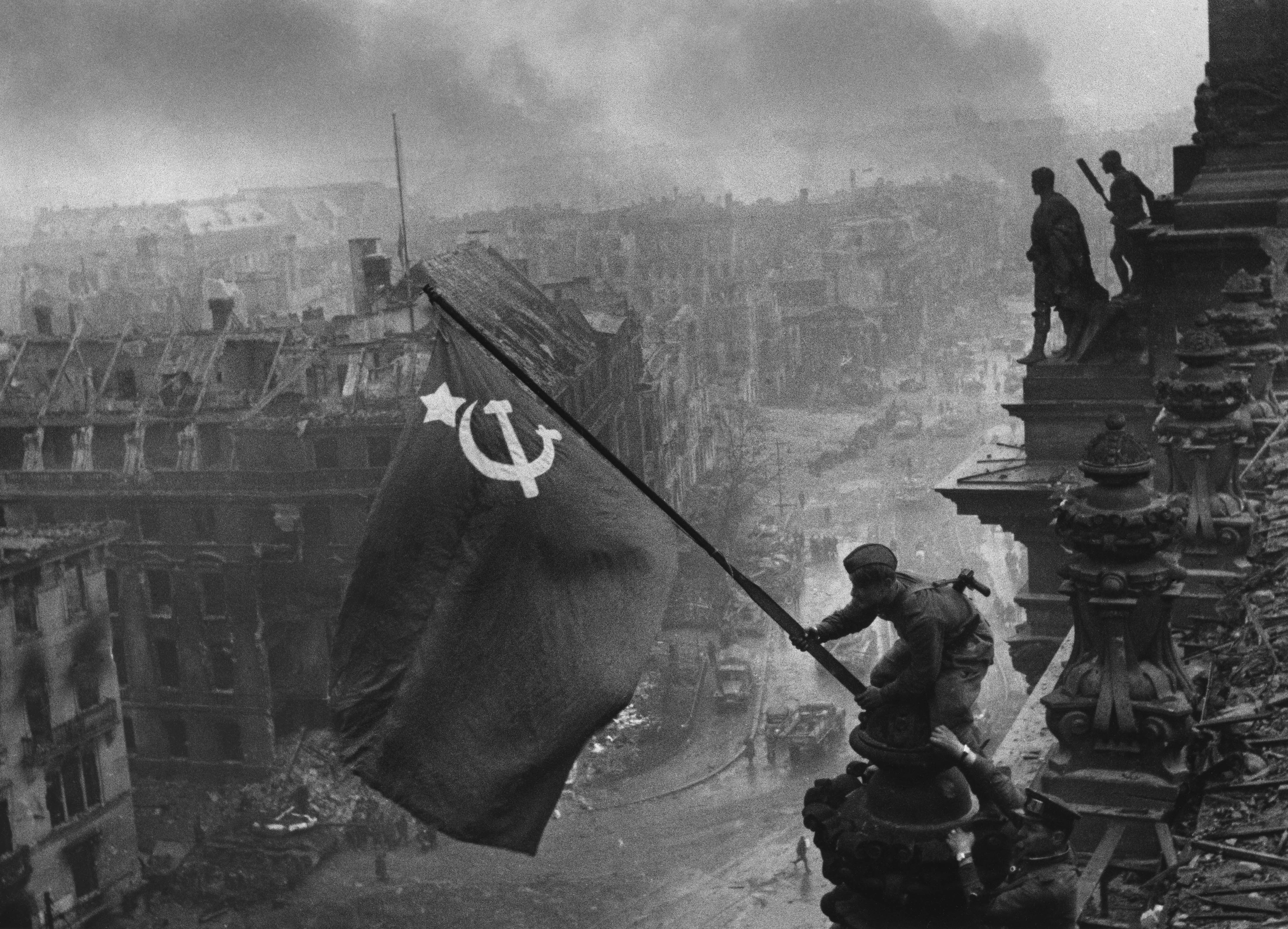 Raising_a_flag_over_the_Reichstag.jpg