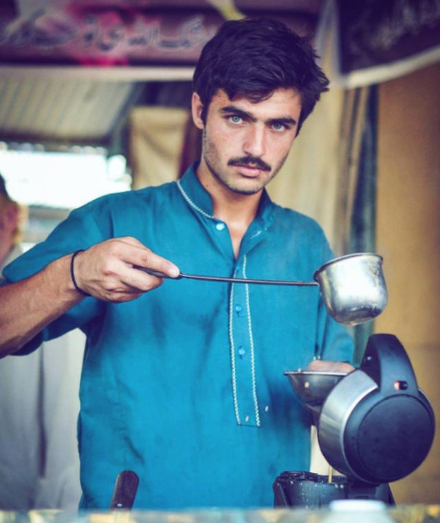 Pakistani 'chai wala' turns model after finding fame - BBC News