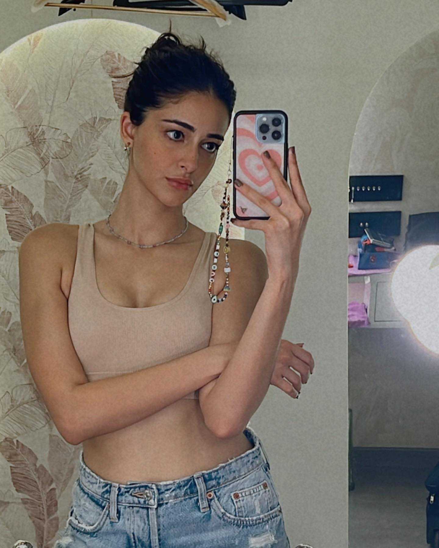 girl-moody-mirror-selfie.jpg