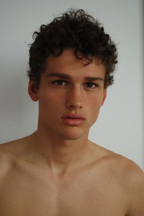 Simon-Nessman-gay-love-41277013-500-747.jpg