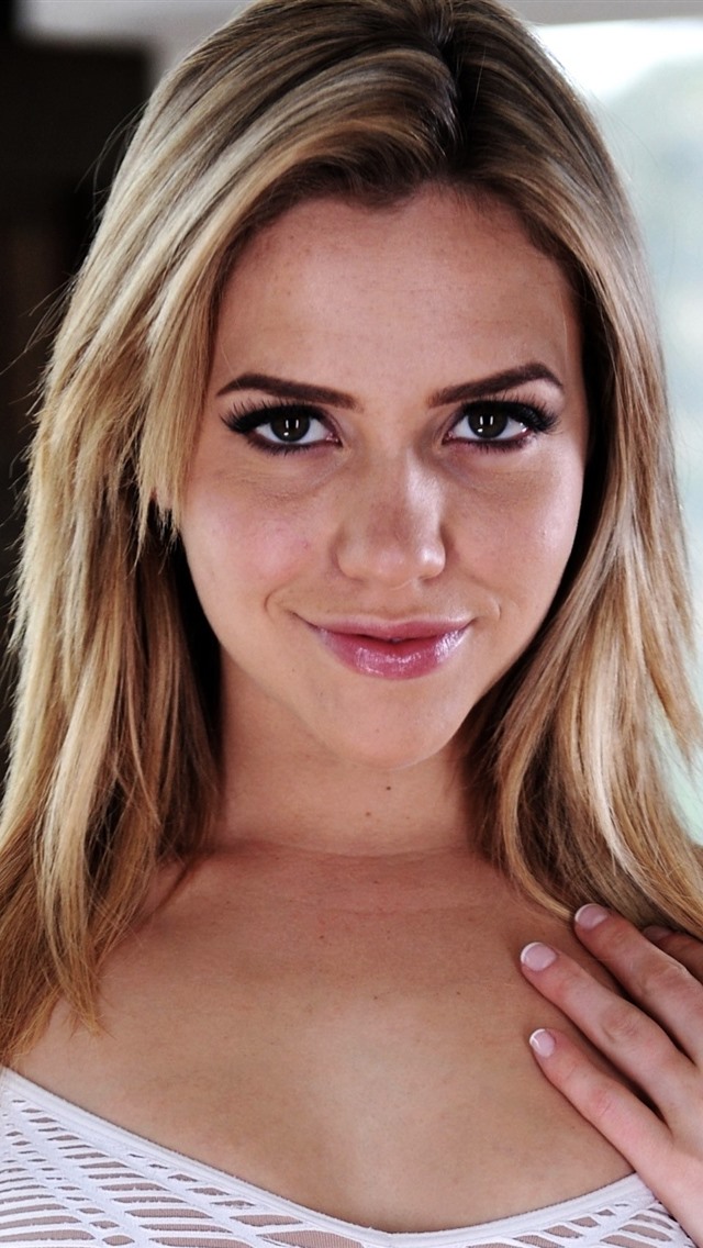 Mia-Malkova-02_iphone_640x1136.jpg