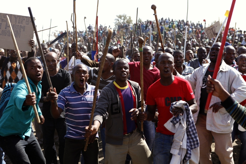 protesters_sing_as_they_hold_weapons_outside_a_sou_50348cac5c.jpg