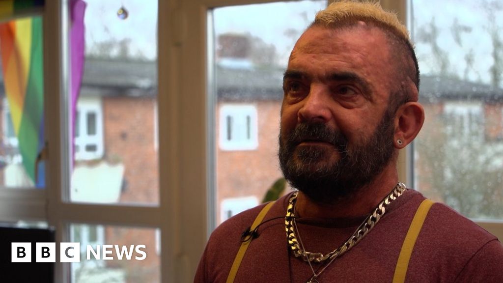 The gay men risking their health for the perfect body - BBC News