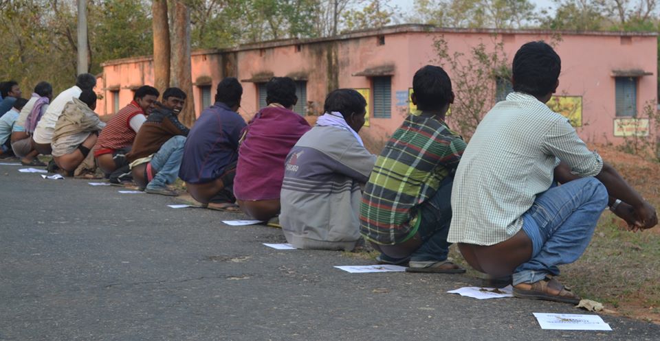 Neha Dixit on Twitter: "#Adivasi leaders frm Latehaar, Jharkhand initiate  public shit protest against #LandAcquisitionBill http://t.co/n1lvzqZYxP" /  Twitter