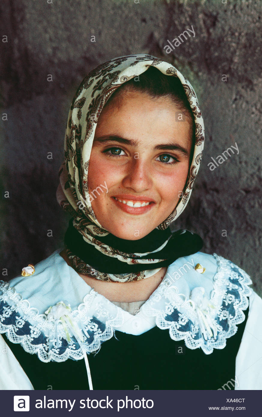 portrait-of-a-young-kurdish-girl-kurdistan-iraq-2004-XA46CT.jpg