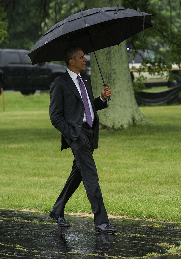 Obamas-Walking-In-The-Rain.jpg