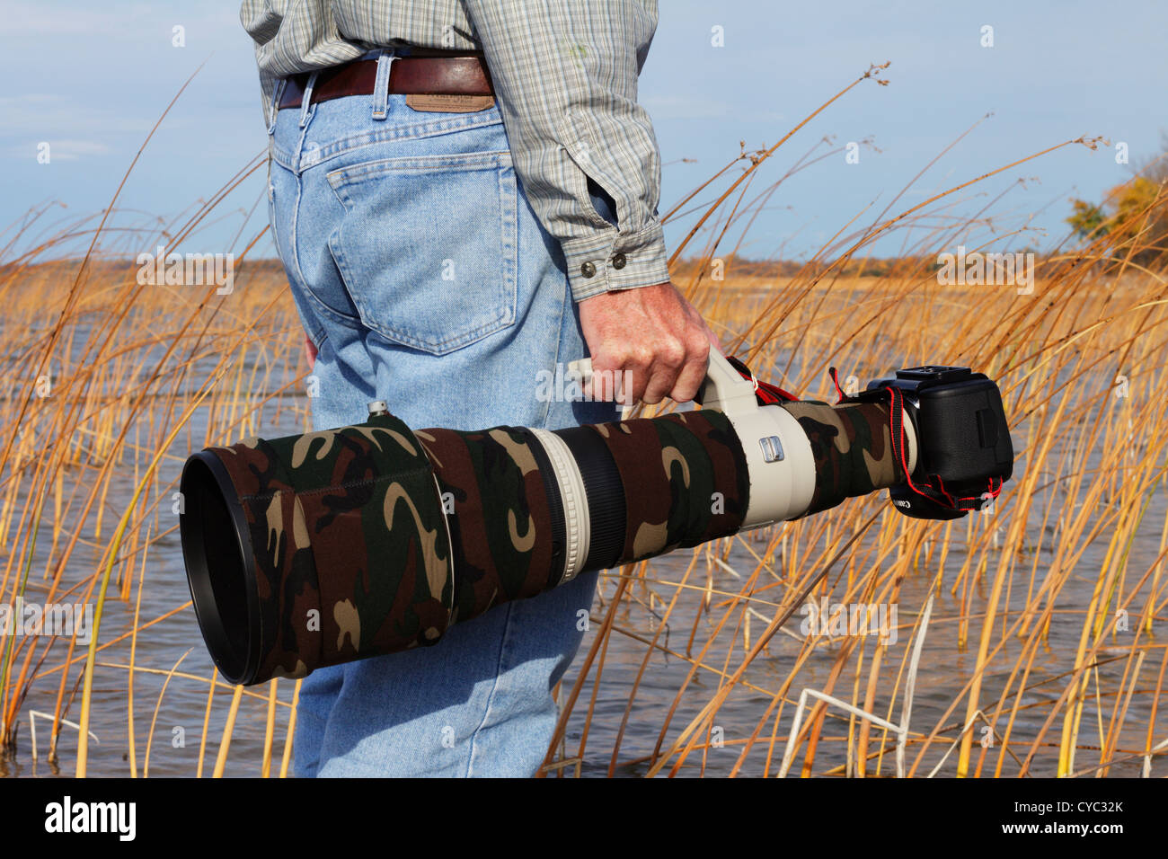 professional-photographer-carrying-a-camouflaged-canon-super-telephoto-CYC32K.jpg