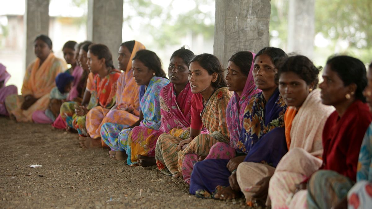 Indian-women-in-saris.jpg