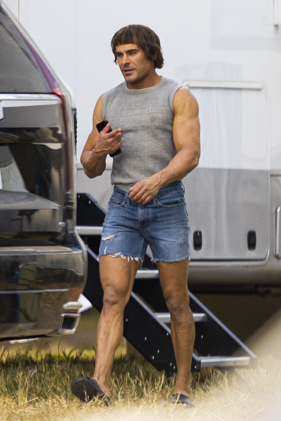 zac-efron-rocks-daisy-duke-804853966.jpg