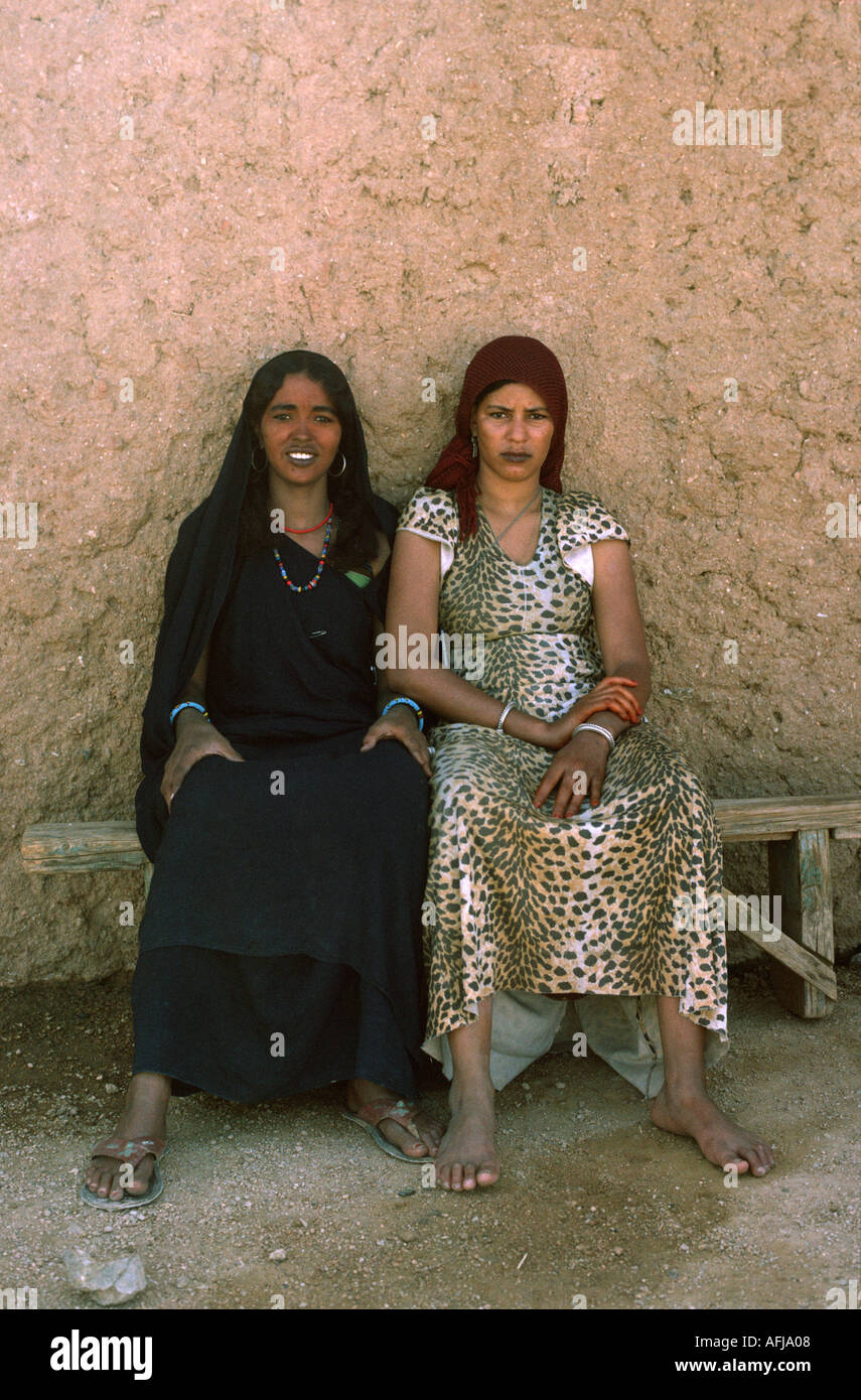 muslim-women-at-the-source-tamanrasset-algeria-AFJA08.jpg