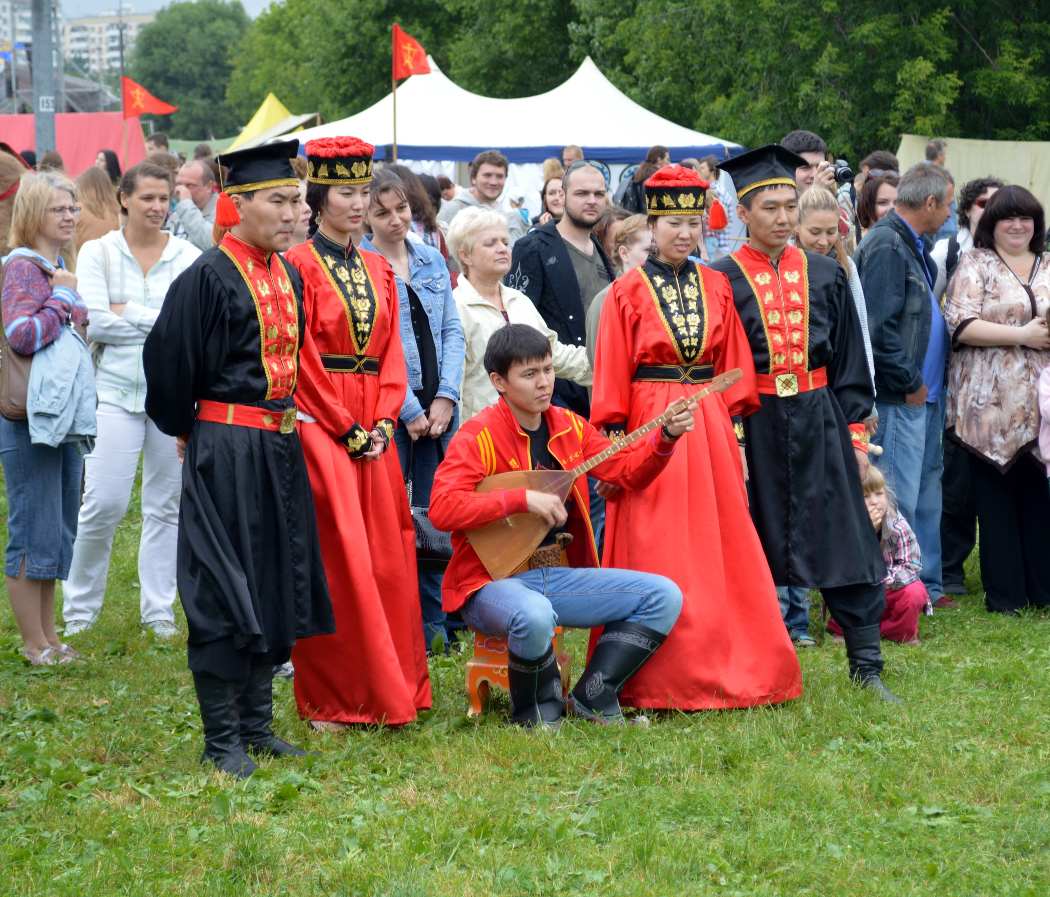 Kolomenskoe2013TAE_Kalmyk_ensemble.jpg