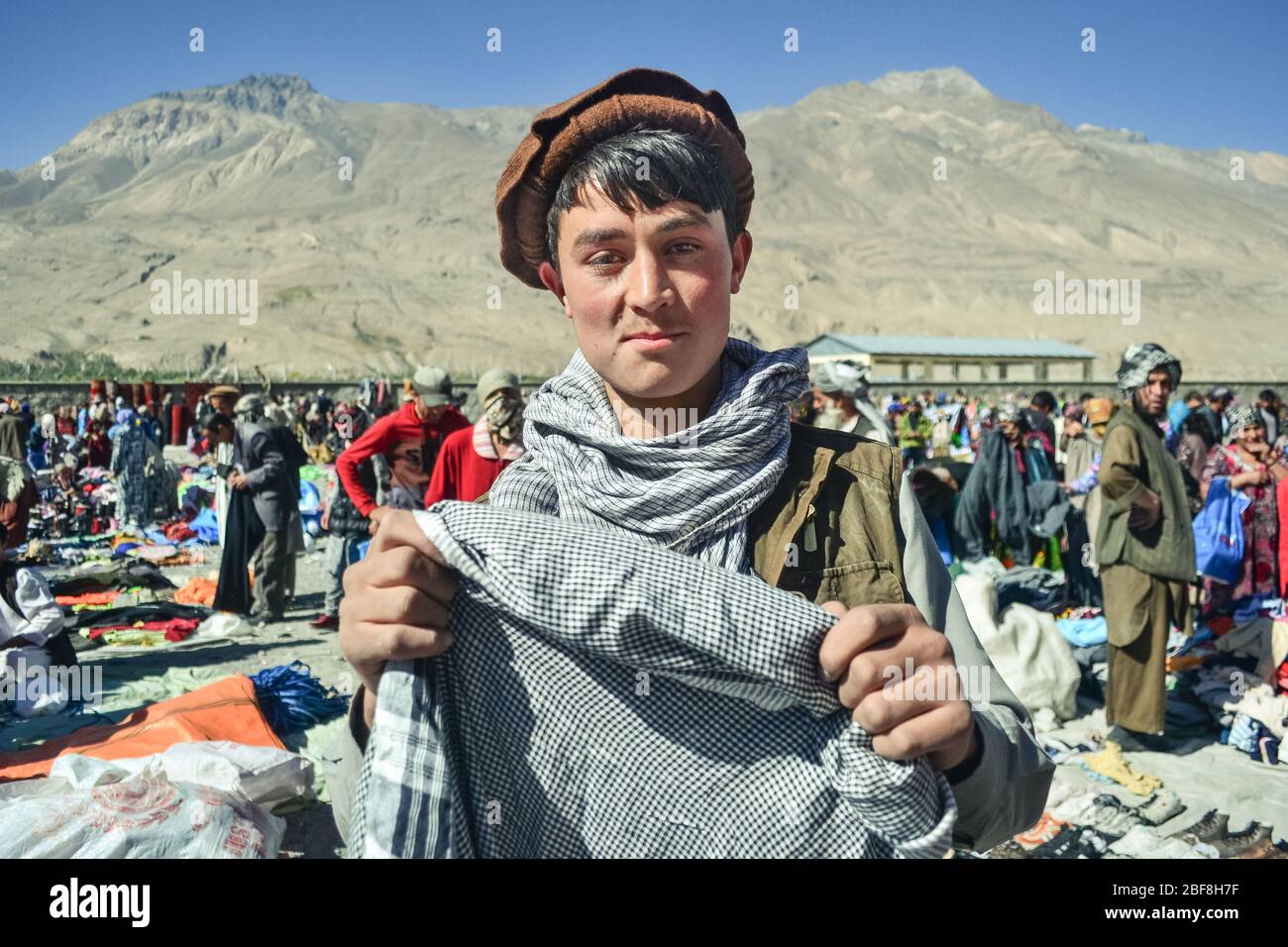ishkashim-afghanistan-october-5-2013-handsome-afghan-pashtun-young-man-smiles-holding-head-scarf-in-afghan-market-between-tajikistan-and-afghanistan-2BF8H7F.jpg