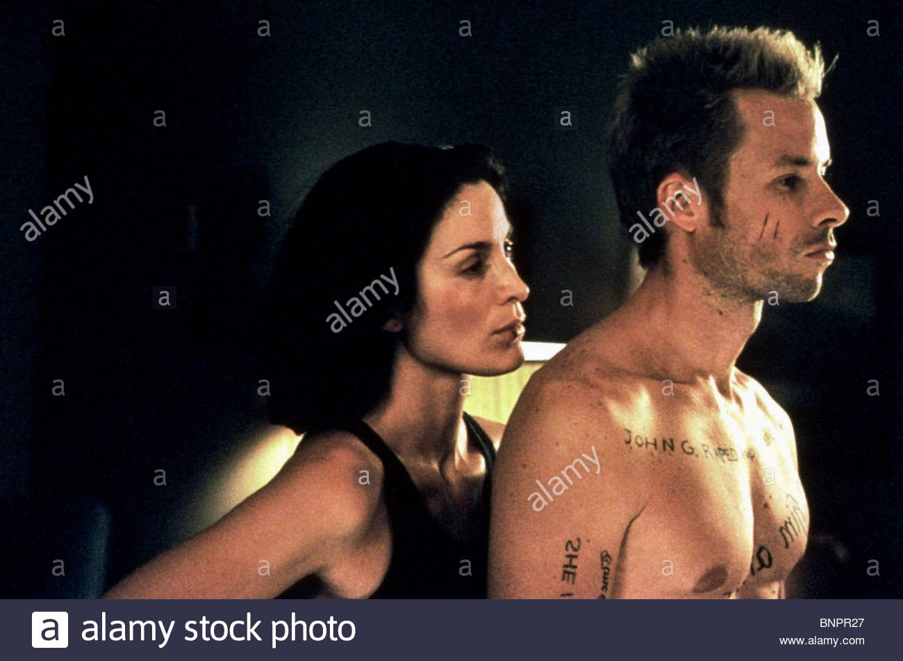 carrie-anne-moss-guy-pearce-memento-2000-BNPR27.jpg