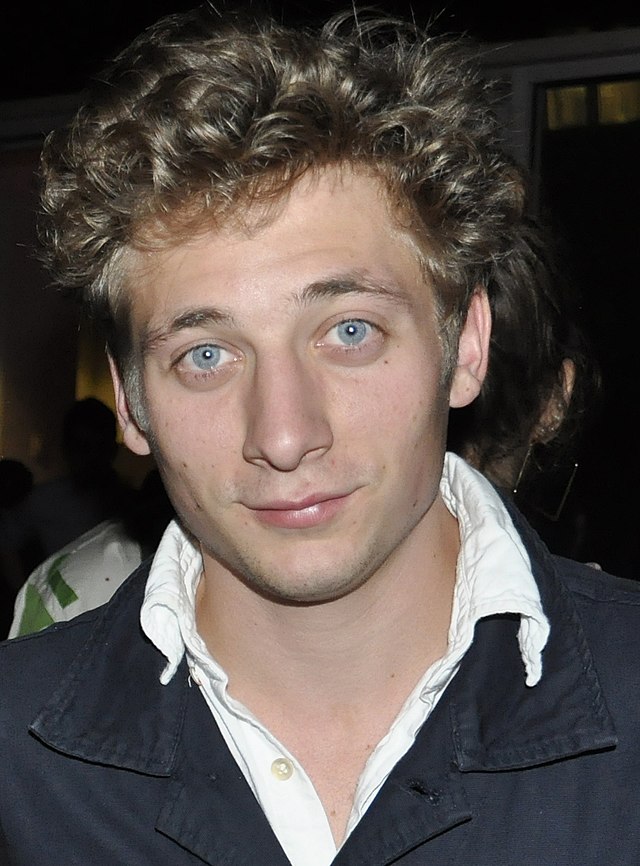 640px-Jeremy_Allen_White%2C_AT%26T_Center%2C_2013.jpg