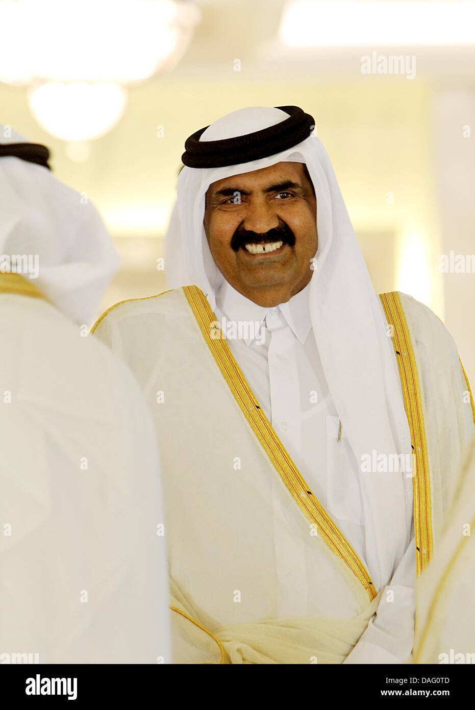 sheikh-hamad-bin-khalifa-al-thani-emir-of-the-state-of-qatar-smiles-DAG0TD.jpg