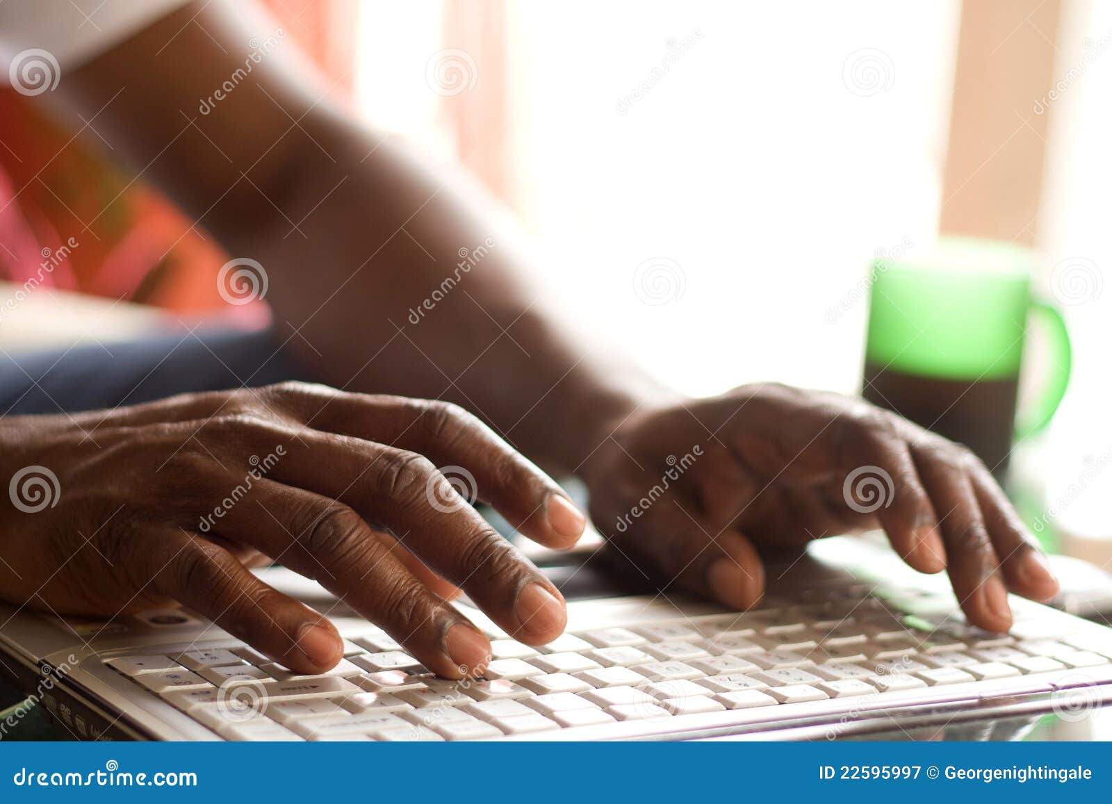 fingers-laptop-22595997.jpg