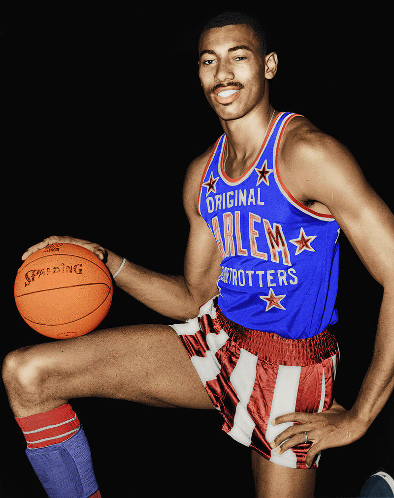 https://upload.wikimedia.org/wikipedia/commons/thumb/7/7f/Wilt_Chamberlain3.jpg/800px-Wilt_Chamberlain3.jpg