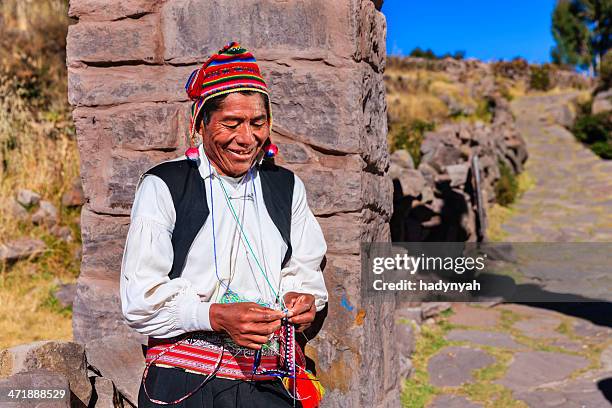 hombre-punto-en-taquile-island-el-lago-titicaca-per%C3%BA.jpg