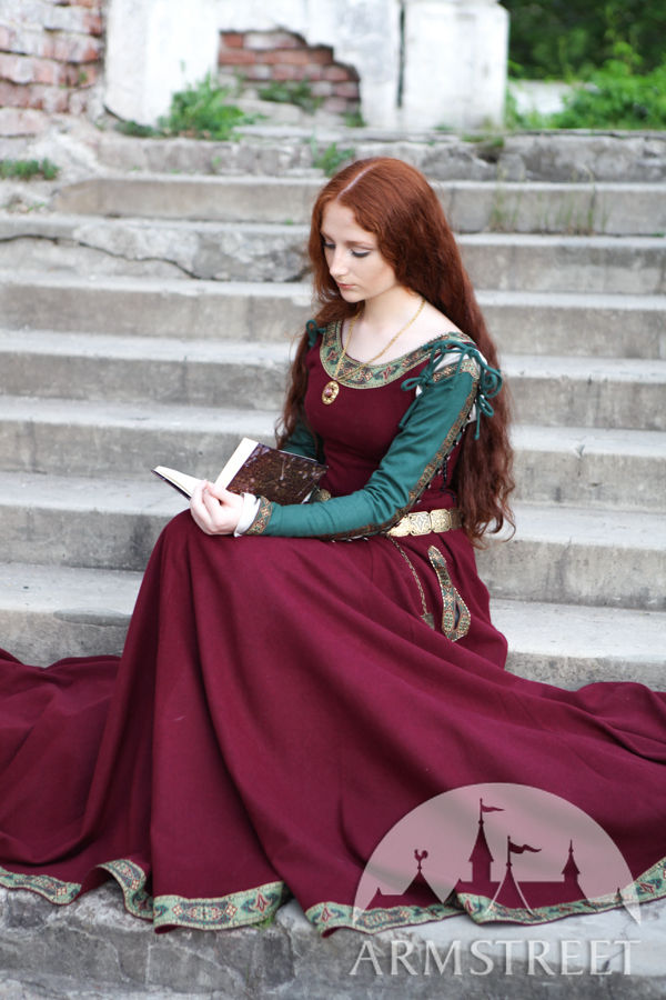 medieval-woolen-dress-green-sleeves-1.jpg