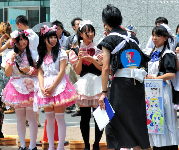 akihabara-maid-cafe-japanese-girls-39.jpg