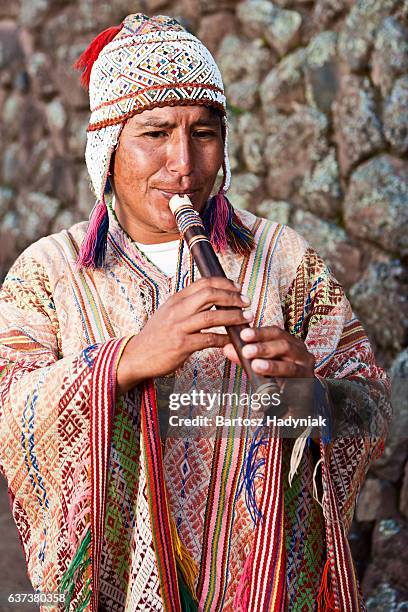 retrato-de-hombre-tocando-la-flauta-peruana-inca-ruinas-pisac.jpg