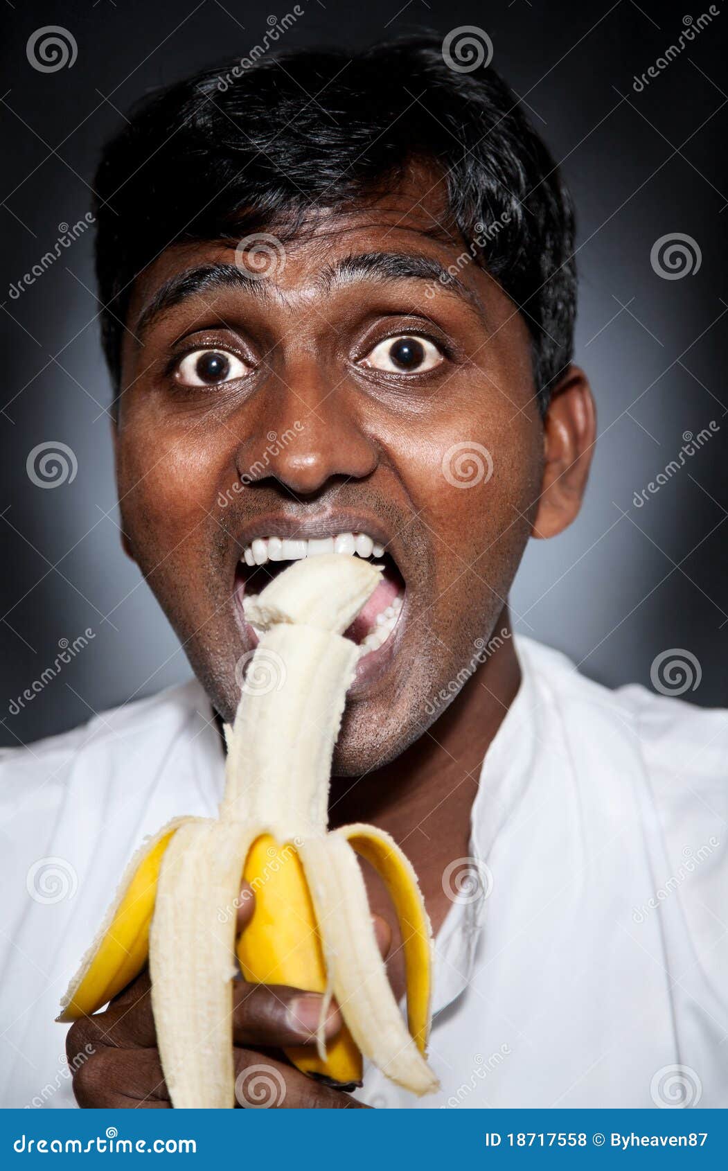 indian-man-eating-banana-18717558.jpg