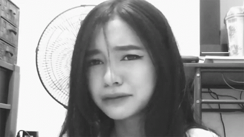 umiiyak-hannah-gwen-aying.gif