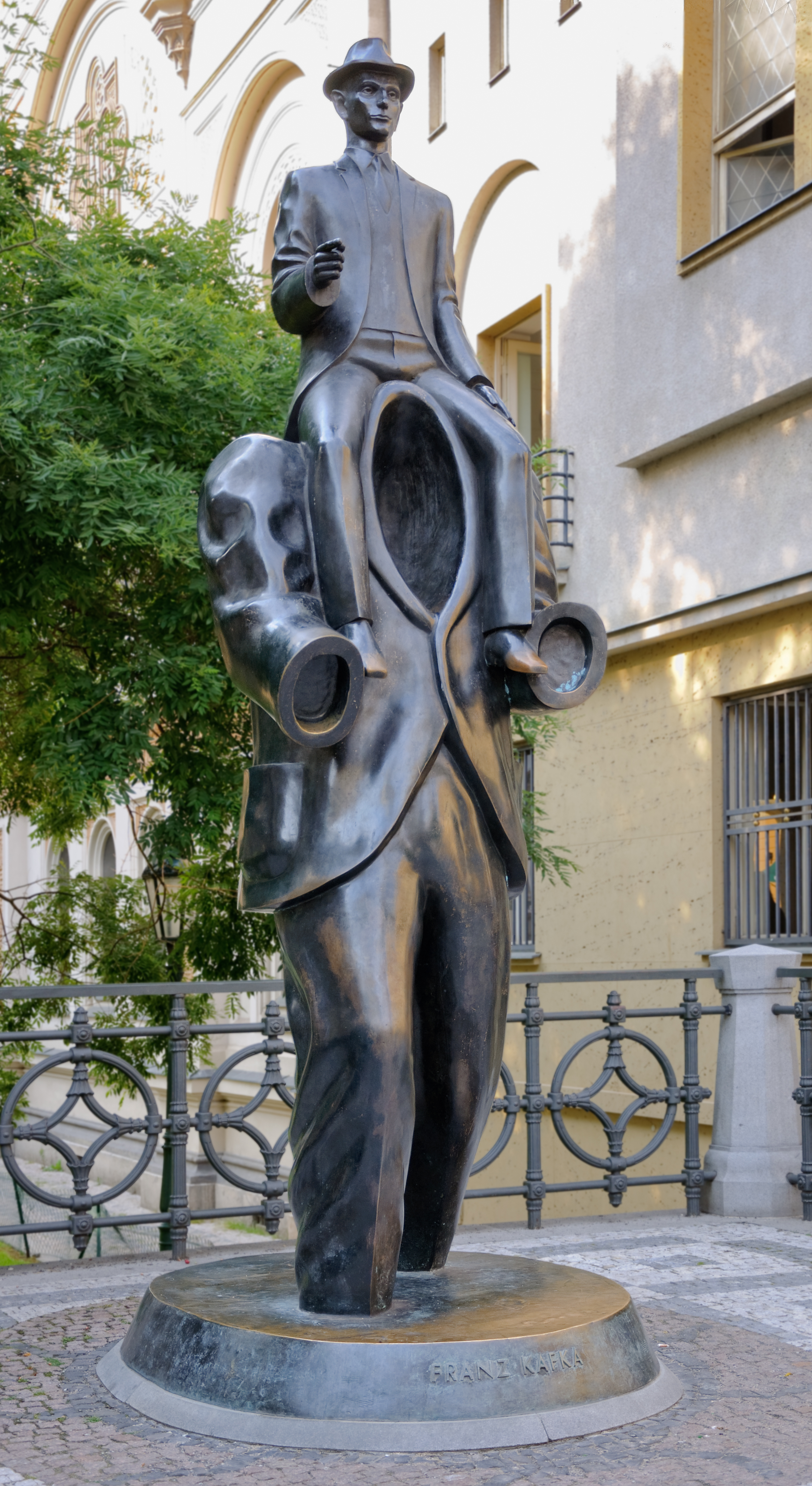 Kafka_statue_Prague.jpg