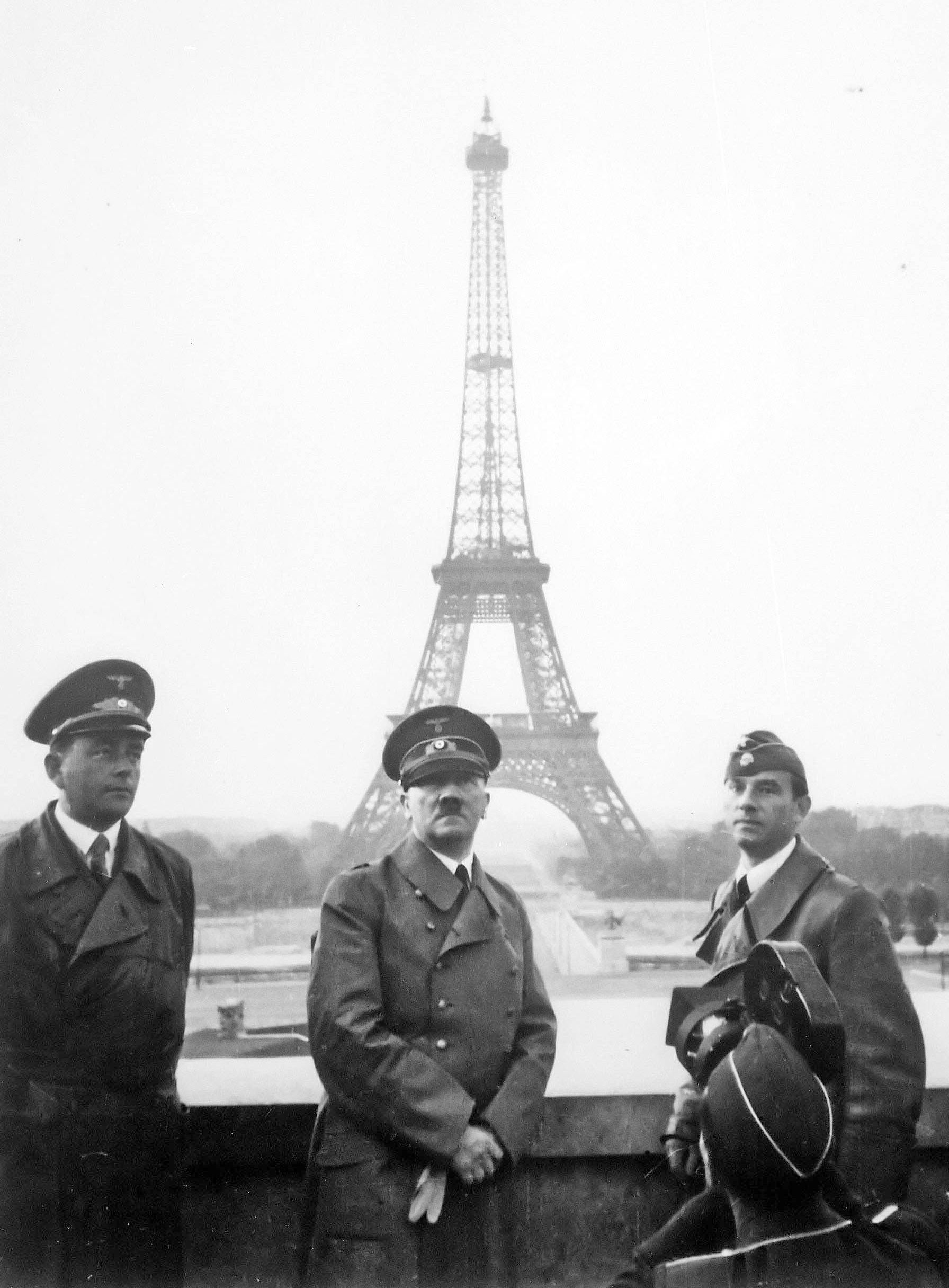 20130923030055%21Adolf_Hitler_in_Paris_1940.jpg