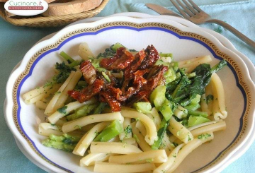 pasta_con_broccoli_e_pomodori_secchi-360x245.jpg