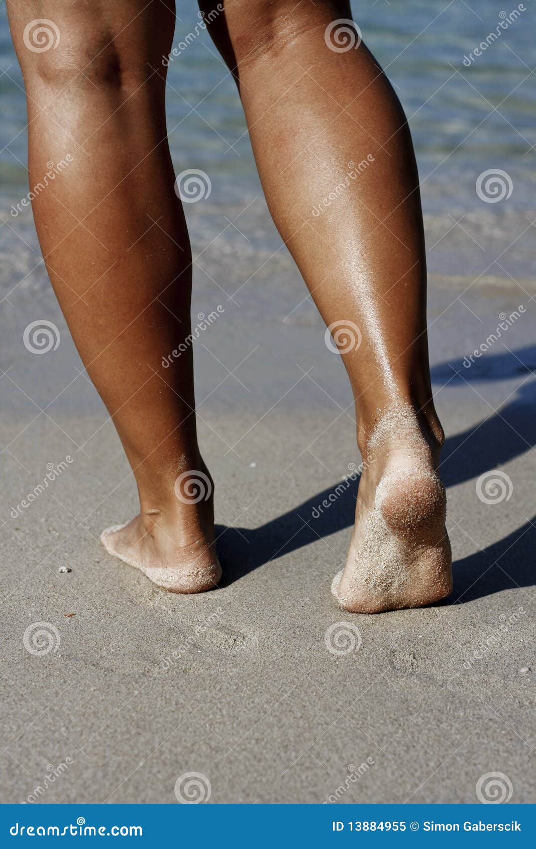 tanned-legs-13884955.jpg