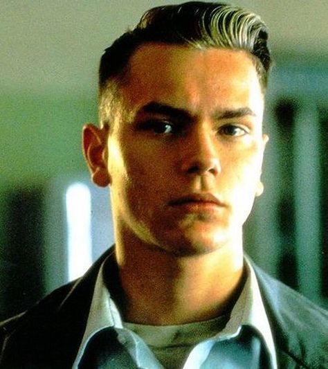 33a05114c5d06e70a597e32ae95c625f--male-hair-river-phoenix.jpg
