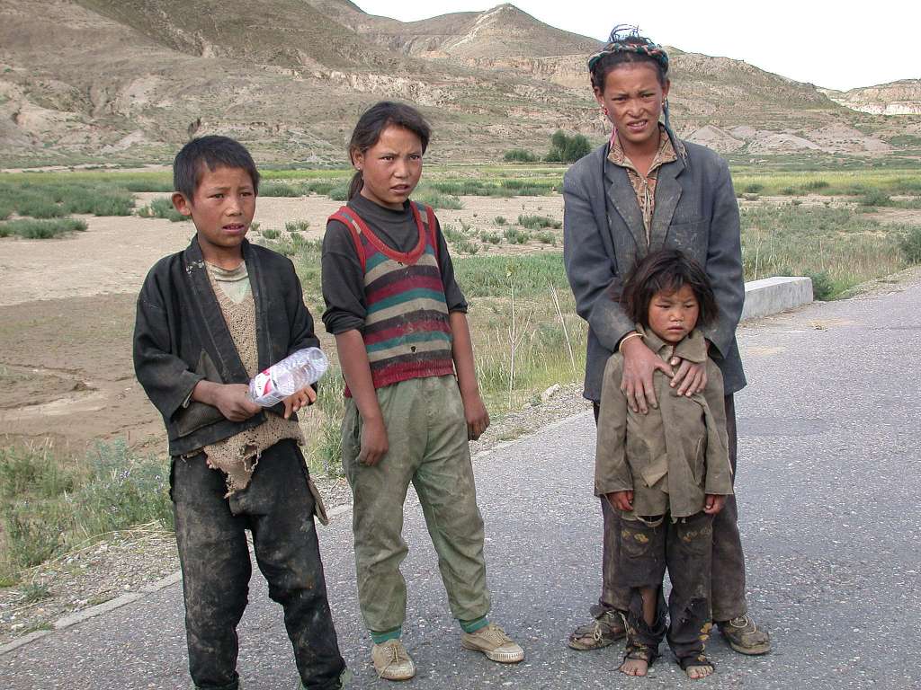 _neumann_travelling_china_tibet_2001_19_pass_kampala_07_poor_children.jpg
