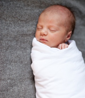 Swaddling a baby: the benefits, risks and seven safety tips | NCT