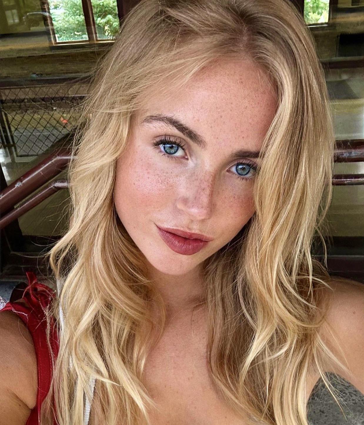 Blonde hair, blue eyes, selfie : r/PrettyGirls