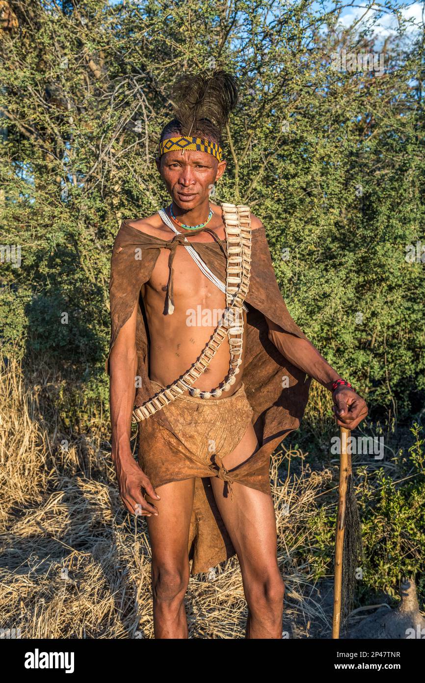 africa-botswana-kalahari-desert-portrait-of-a-hunter-gatherer-of-the-!kung-people-of-the-san-tribe-2P47TNR.jpg