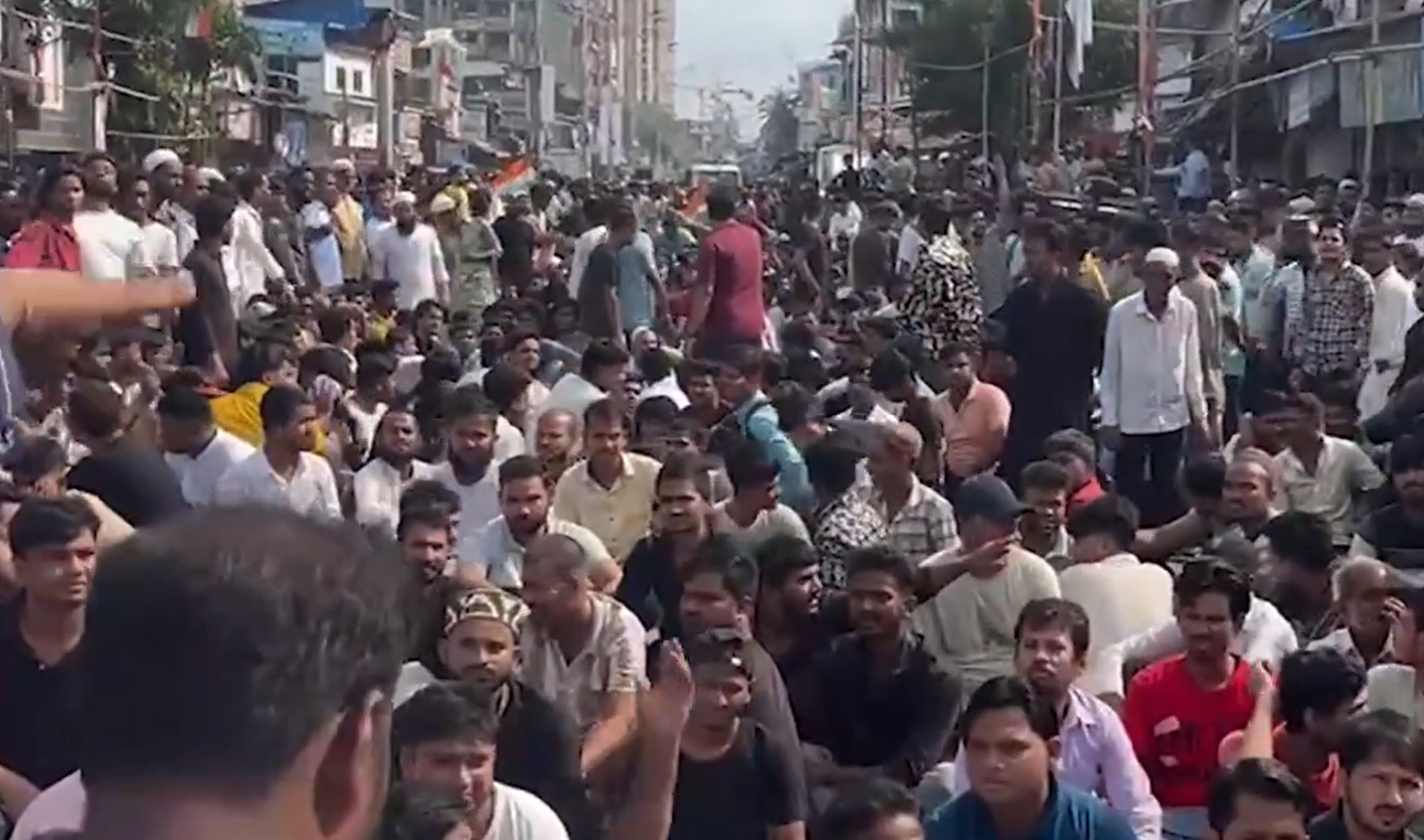 Dharavi-mosque-Muslim-mob.jpg