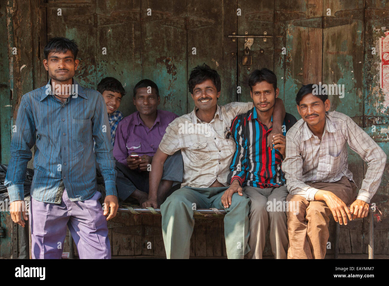 indian-men-in-mumbai-india-EAYMM7.jpg