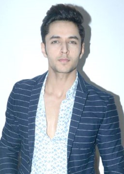 Siddharth_Gupta_interacting_with_the_media.jpg