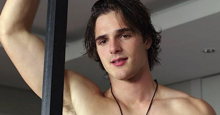 Jacob-Elordi-The-Kissing-Booth-2.jpg