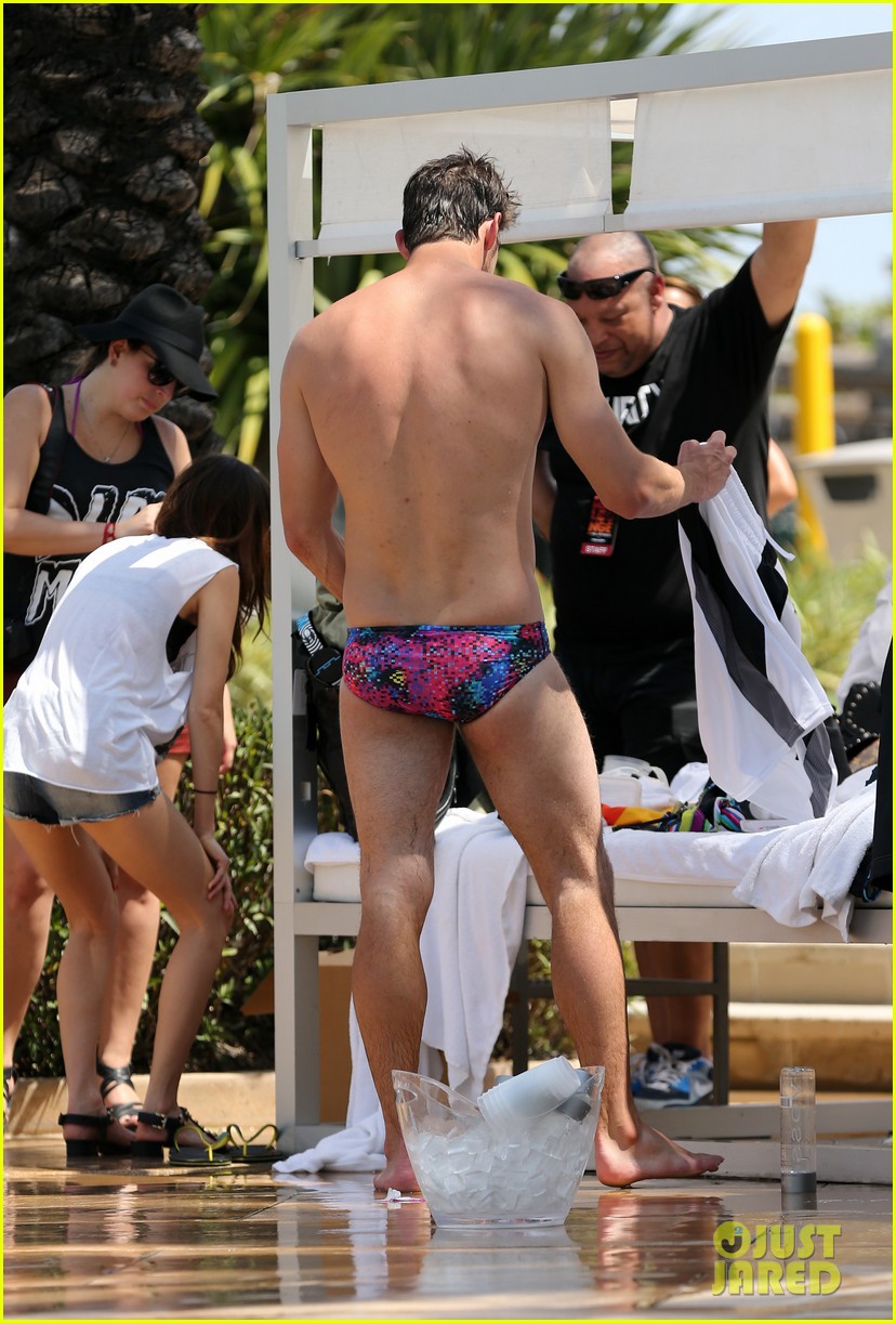 michael-phelps-shirtless-speedo-poolside-afternoon-08.jpg